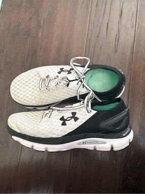 UNDER ARMOUR CHARGED SPEEDFORM charged. Black and gray woman’s size 9.5